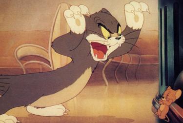 Still uit 'The Bowling Alley' kat toont Tom die naar Jerry lonkt'The Bowling Alley' cat shows Tom lunging at Jerry