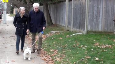 Frank Plummer, visto com sua esposa Jo passeando seu cão