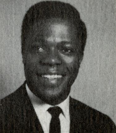 un tânăr Kofi Annan în alb și negru
