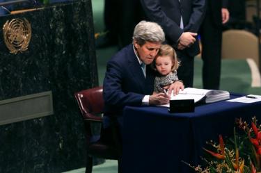 John Kerry is samen met zijn kleindochter als hij ondertekent de Paris klimaat overeenkomst in 2016