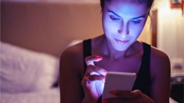 mujer usando su teléfono móvil