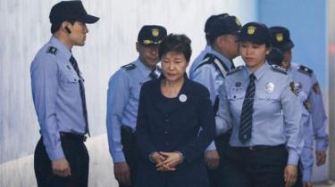 In dit bestand komt de Zuid-Koreaanse leider Park Geun-hye aan bij een rechtbank in Seoul.