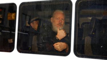 Assange gestykuluje kciukiem w górę po tym, jak został zatrzymany przez funkcjonariuszy Met Police w ambasadzie Ekwadoru w Londynie's embassy in London