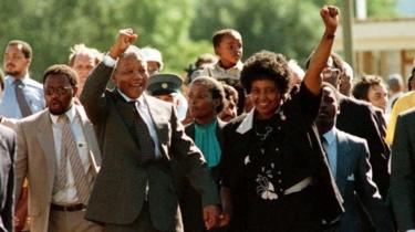 A la sortie de prison de Nelson Mandela, son épouse Winnie et des dizaines de milliers de ses partisans l'avaient été accueilli en héros.