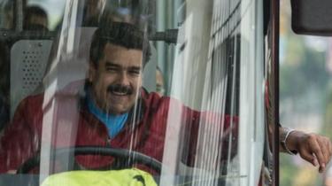 Venezuelský Prezident Nicolas Maduro jezdí autobus při odchodu z letiště po příjezdu do Caracasu dne 17. ledna 2015