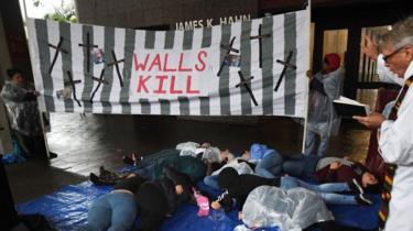 Pancarta "Los muros matan"