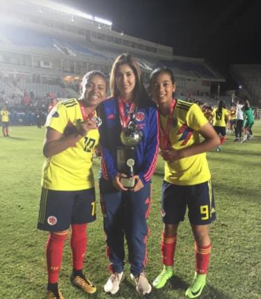 Carolina Rozo junto a dos jugadoras de la selección colombiana.