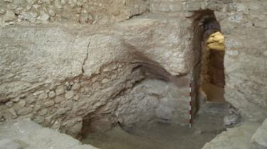 L'entrée de la maison du 1er siècle, taillée dans la roche dans une grotte naturelle