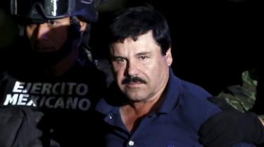 Joaquin "El Chapo" Guzman é desfilado antes dos media depois da sua prisão"El Chapo" Guzman is paraded before the media after his arrest