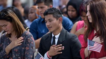 Naturalisatieceremonie in Washington DC, terwijl het volkslied wordt gespeeld