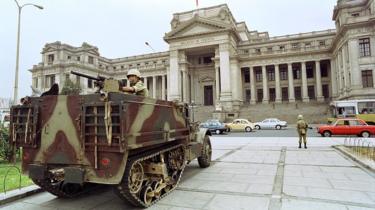 Tanque frente al Palacio de Justicia en Perú.