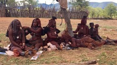 Mujeres Himba arreglándose el pelo en el pueblo de Omuhoro, región de Kunene, Namibia