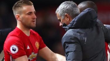 Luke Shaw na kocha Jose Mourinho