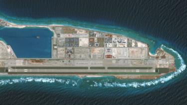 imagini de ansamblu DigitalGlobe ale recifului Fiery Cross situat în Marea Chinei de Sud.