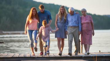 familj som går tillsammans