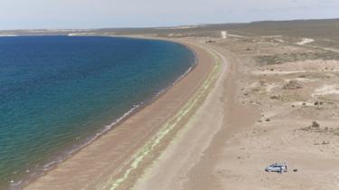 Fliegende Drohnen vom Strand in Argentinien