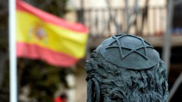 Bandera española frente a una escultura de Samuel Halevi Abulafia frente a la sinagoga El Tránsito en Toledo