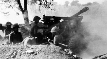 যুদ্ধের সময় পাকিস্তানি চৌকিতে হামলা চালাচ্ছে ভারতীয় বাহিনী