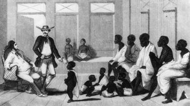 Braziliaanse slavenhandelaren inspecteren een groep Afrikanen die naar het land worden verscheept voor verkoop.