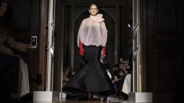 Ha sfilato durante la sfilata Valentino Haute Couture Primavera/Estate 2020 nell'ambito della settimana della moda di Parigi a gennaio