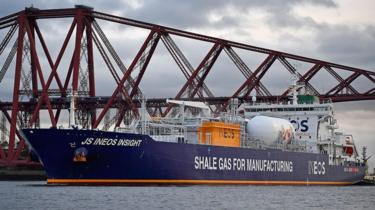 Barco que transporta petróleo de esquisto.
