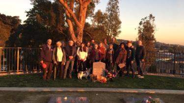 overlevende samles på Evergreen Cemetery i Oakland