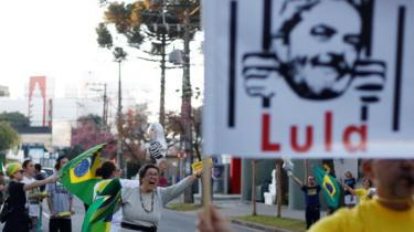ihmiset juhlivat sen jälkeen, kun Brasilian entinen presidentti Luiz Inacio Lula da Silva tuomittiin korruptiosyytteiden perusteella lähes 10 vuodeksi vankeuteen Curitibassa Brasiliassa 1. heinäkuuta