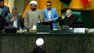 حسن روحانی در حال ورود به جایگاه مجلس و احوالپرسی با هیات رئیسه