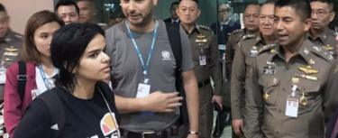 Rahaf Mohammed al-Qunun talks to Thai Immigration Police Chief Surachet Hakparn at the Suvarnabhumi international airport near Bangkok