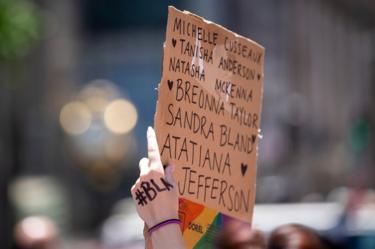 Protester w Nowym Jorku trzymający znak z nazwiskiem Atatiana Jeffersona