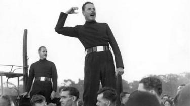 Sir Oswald Mosley na spotkaniu pod gołym niebem w 1934 roku