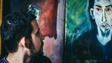 Hombre mirando un retrato.
