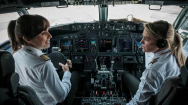 Pilot perempuan.