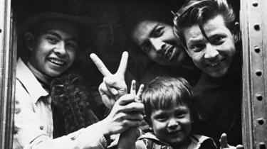 Una familia mexicana cruza la frontera a EE.UU. en 1944 para ocupar trabajos vacantes a raíz de la Segunda Guerra Mundial.