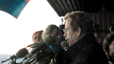Václav Havel řešit masivní publikum na Letné Pláni 25. listopadu 1989, na vyvrcholení Prague protesty