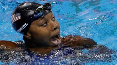 Simone Manuel célèbre sa victoire olympique