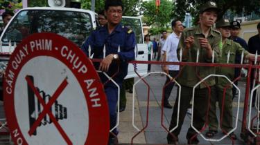 Biển cấm chụp ảnh trước Đại sứ quán TQ ở Hà Nội trong một đợt phản đối
