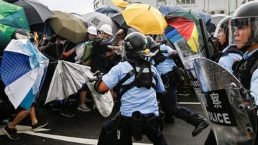 policía dispersando a manifestantes
