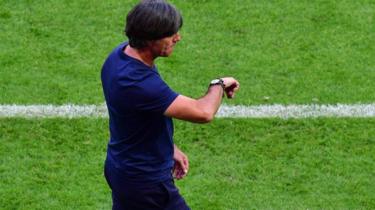 Joachim Low viendo el reloj