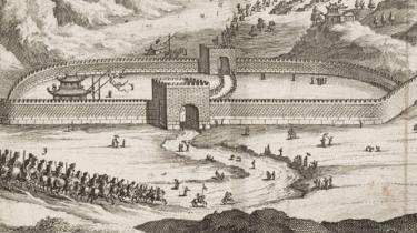 Une gravure de personnes passant par une porte de la Grande Muraille de Chine