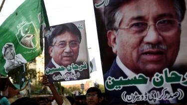 デモ隊は、12月の24、2019のカラチでの特別裁判所の判決に続く抗議の間に、元軍の支配者Pervez Musharrafの写真を運びます。