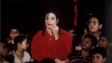 Michael Jackson pose avant son concert dans le cadre de sa tournée HIStory en 1996 à Mumbai, en Inde