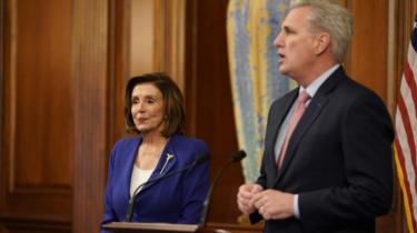 Nancy Pelosi e Kevin McCarthy em coletiva de imprensa sobre pacote de estímulo à economia americana