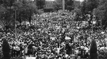 13 de noviembre de 1975: Una gran multitud frente a la residencia del Gobernador en Nova Lisboa para celebrar la conversión de Angola en un estado soberano independiente. Su nuevo gobierno no está reconocido internacionalmente.