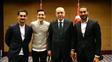 Ilkay Gundogan, Mesut Ozil iyo Cenk Tosun oo la sawiran madaxweynaha Turkiga