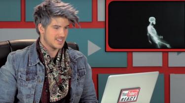 Joey Graceffa bekijkt een YouTube-video