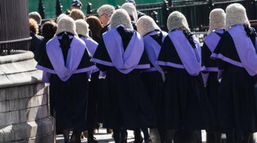 Jueces, QCs y figuras legales de alto nivel caminan en procesión ceremonial hacia las Casas del Parlamento después de asistir al Servicio Anual de Jueces en la Abadía de Westminster que se celebra para marcar el comienzo del nuevo año legal en octubre 2018