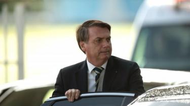 Bolsonaro entrando em carro