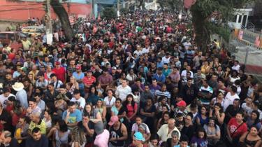 Centenas de pessoas em vigília pela soltura de Lula em frente ao sindicato dos metalúrgicos no ABC.