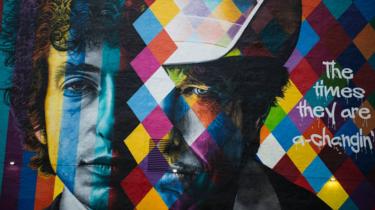 Une peinture murale de l'auteur-compositeur Bob Dylan par l'artiste brésilien Eduardo Kobra est exposée dans le centre-ville de Minneapolis, dans le Minnesota, le 15 octobre 2016. Le 13 octobre 2016, Dylan a reçu le prix Nobel de littérature.
